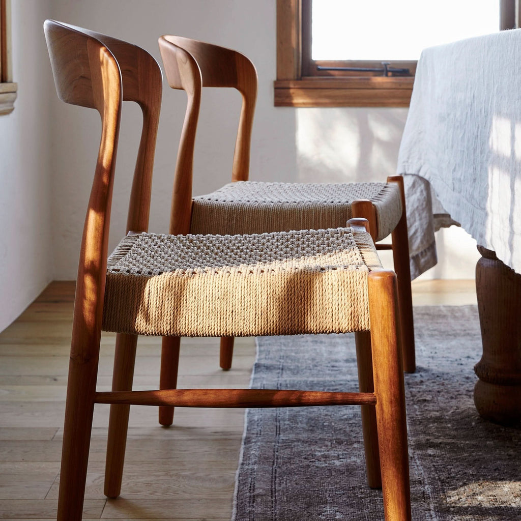 Chaise d'appoint - Disponible en plusieurs finitions, ses lignes sculpturales, son dossier incurvé et son assise généreusement tissée à la main équilibrent forme et texture...