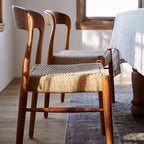 Chaise d'appoint - Disponible en plusieurs finitions, ses lignes sculpturales, son dossier incurvé et son assise généreusement tissée à la main équilibrent forme et texture...