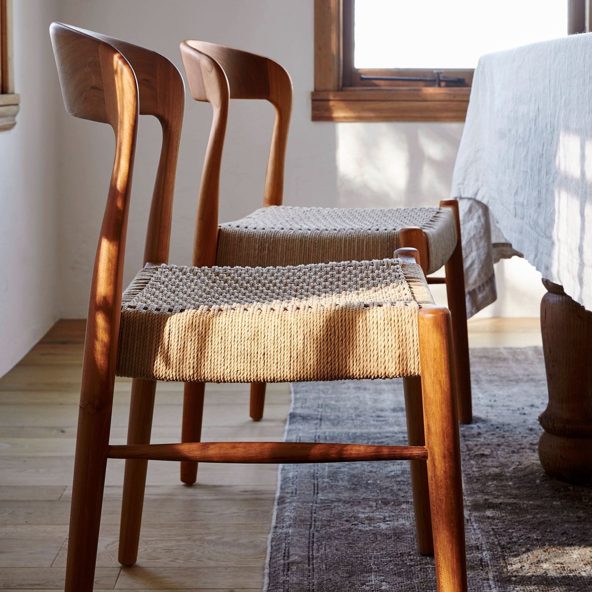 Chaise d'appoint - Disponible en plusieurs finitions, ses lignes sculpturales, son dossier incurvé et son assise généreusement tissée à la main équilibrent forme et texture...