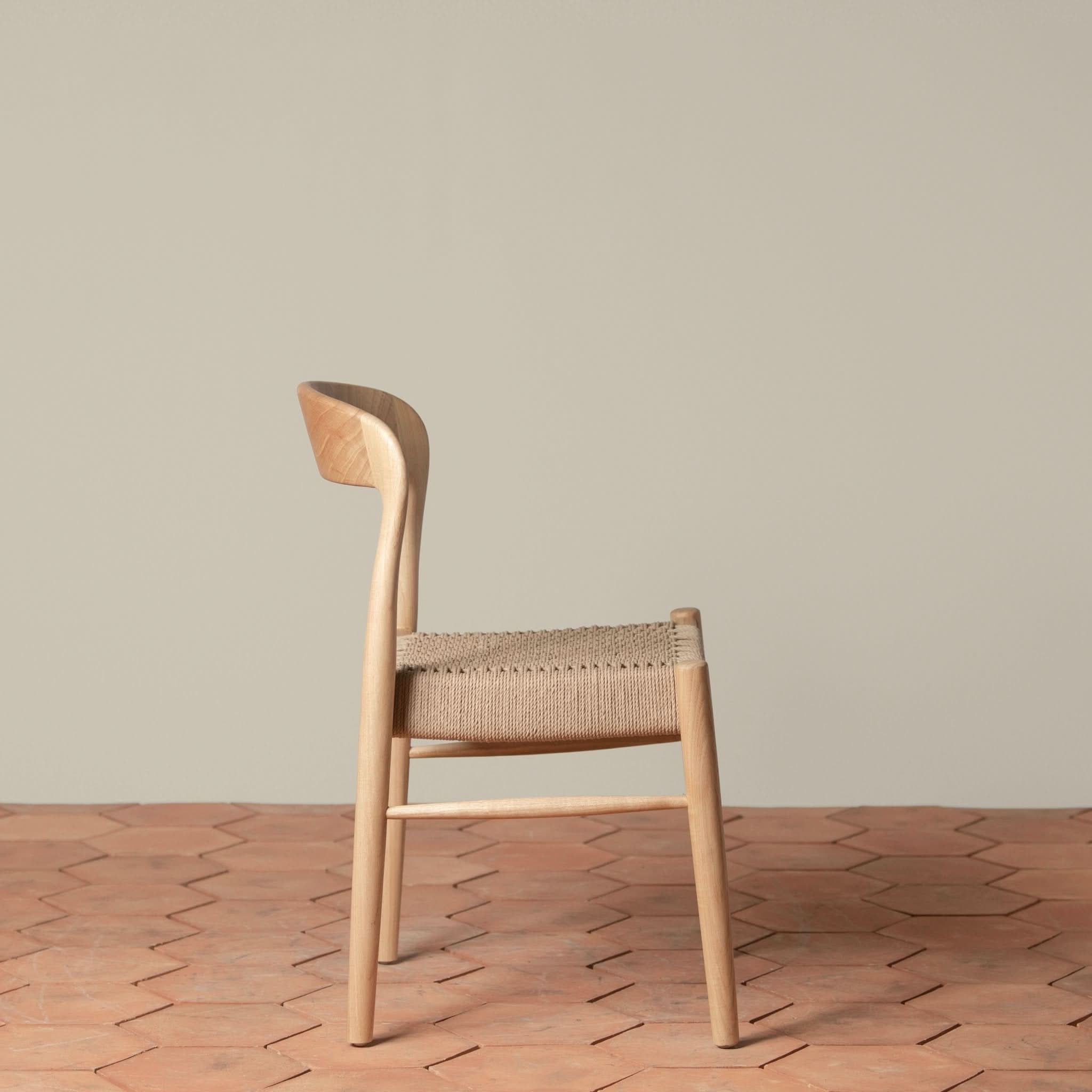 Chaise d'appoint - Disponible en plusieurs finitions, ses lignes sculpturales, son dossier incurvé et son assise généreusement tissée à la main équilibrent forme et texture...