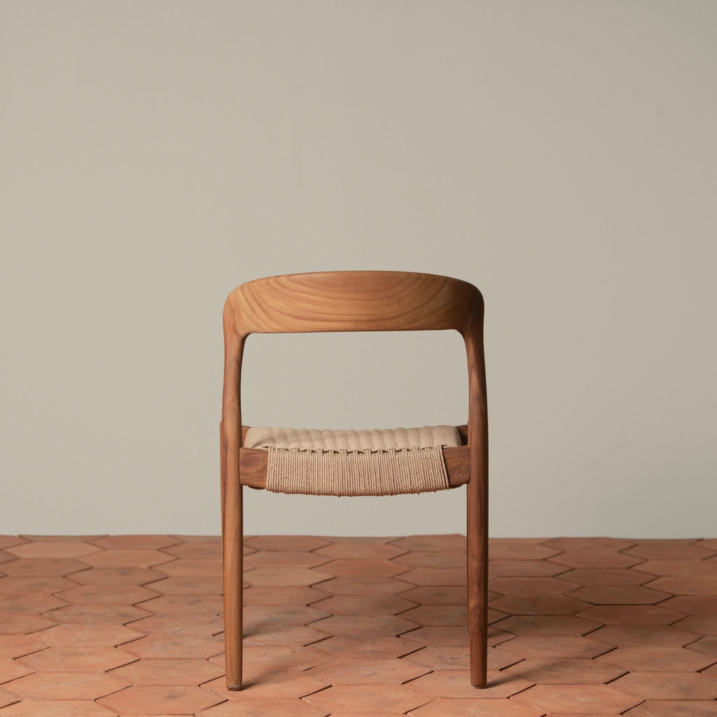 Chaise d'appoint - Disponible en plusieurs finitions, ses lignes sculpturales, son dossier incurvé et son assise généreusement tissée à la main équilibrent forme et texture...