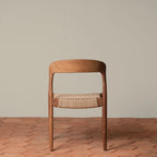 Chaise d'appoint - Disponible en plusieurs finitions, ses lignes sculpturales, son dossier incurvé et son assise généreusement tissée à la main équilibrent forme et texture...