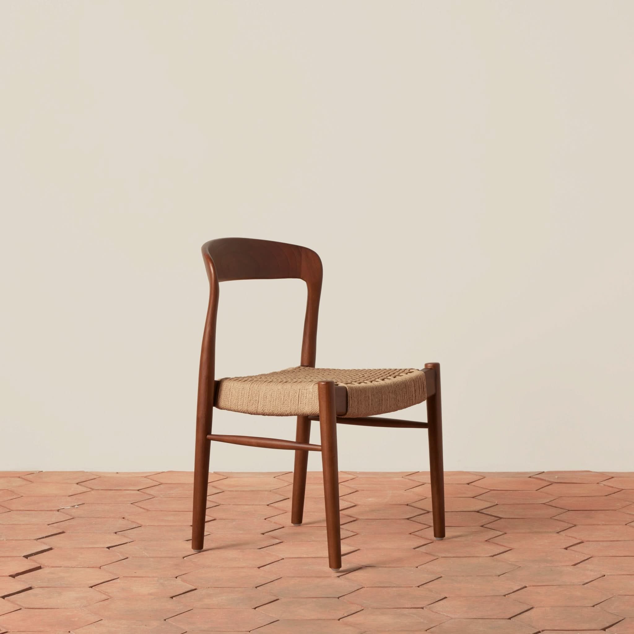Chaise d'appoint - Disponible en plusieurs finitions, ses lignes sculpturales, son dossier incurvé et son assise généreusement tissée à la main équilibrent forme et texture...