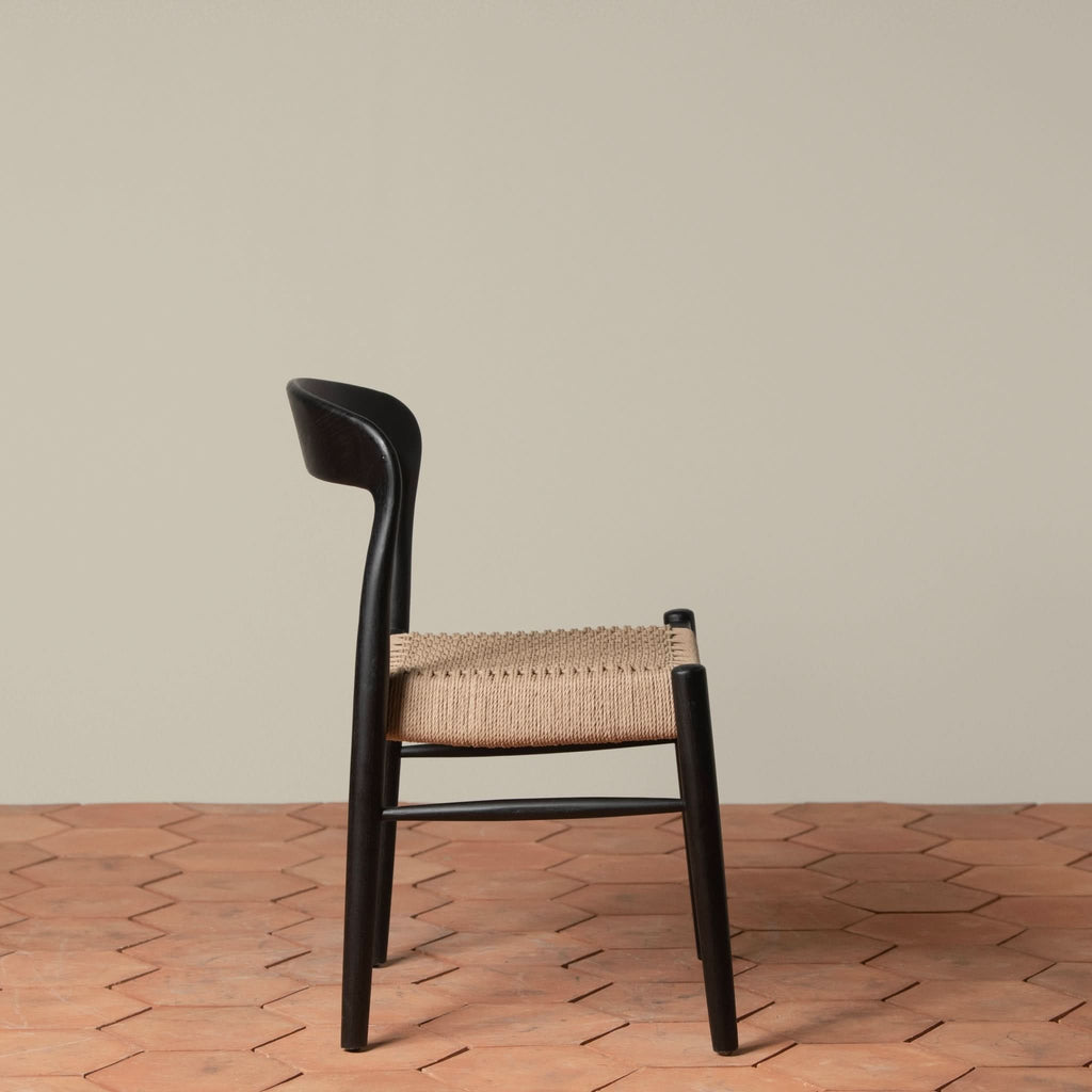Chaise d'appoint - Disponible en plusieurs finitions, ses lignes sculpturales, son dossier incurvé et son assise généreusement tissée à la main équilibrent forme et texture...