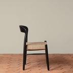 Chaise d'appoint - Disponible en plusieurs finitions, ses lignes sculpturales, son dossier incurvé et son assise généreusement tissée à la main équilibrent forme et texture...