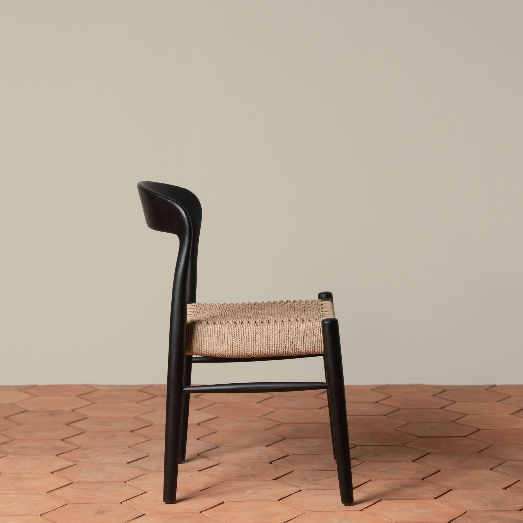 Chaise d'appoint - Disponible en plusieurs finitions, ses lignes sculpturales, son dossier incurvé et son assise généreusement tissée à la main équilibrent forme et texture...