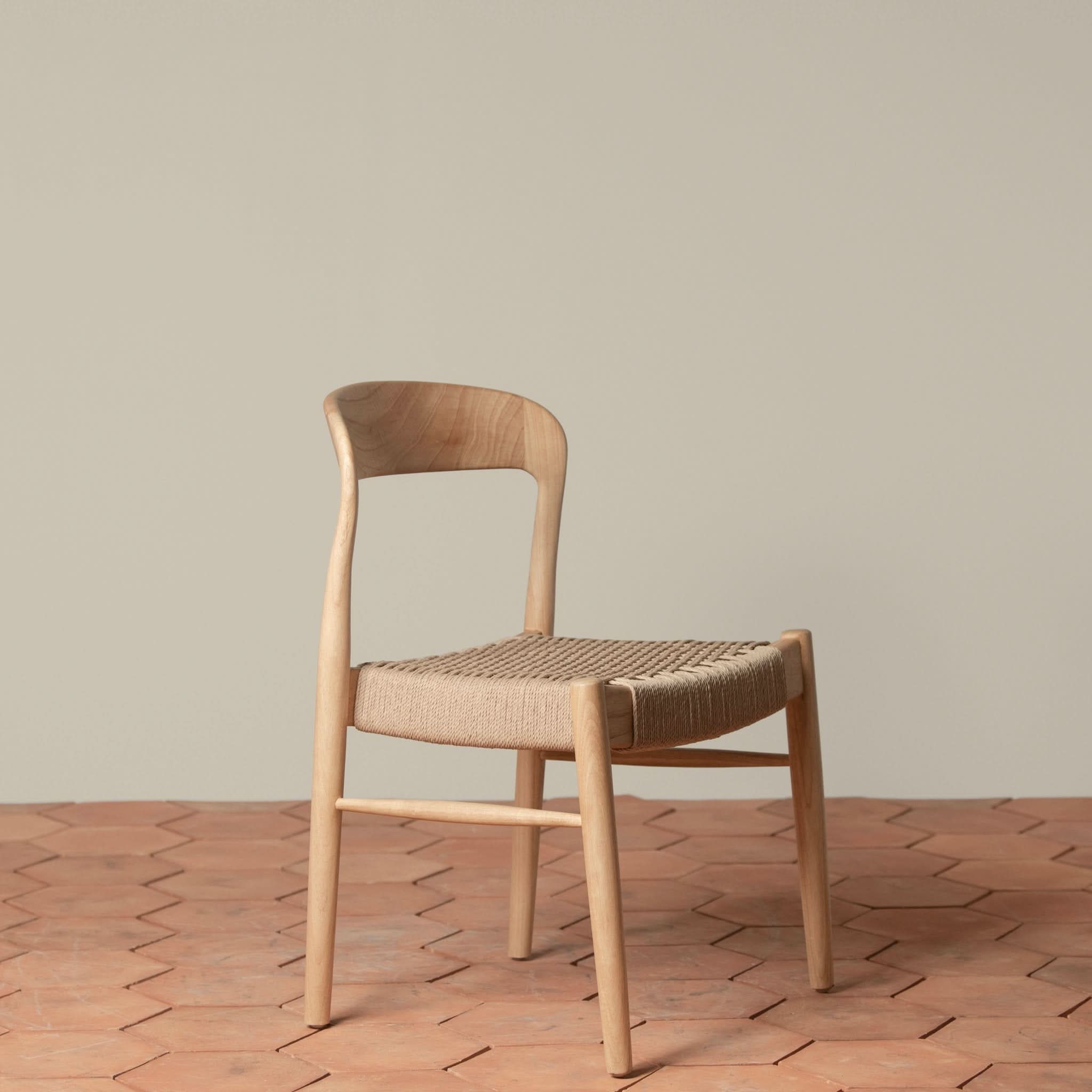 Chaise d'appoint - Disponible en plusieurs finitions, ses lignes sculpturales, son dossier incurvé et son assise généreusement tissée à la main équilibrent forme et texture...