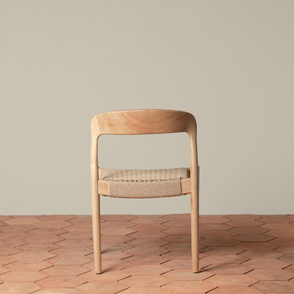 Chaise d'appoint - Disponible en plusieurs finitions, ses lignes sculpturales, son dossier incurvé et son assise généreusement tissée à la main équilibrent forme et texture...
