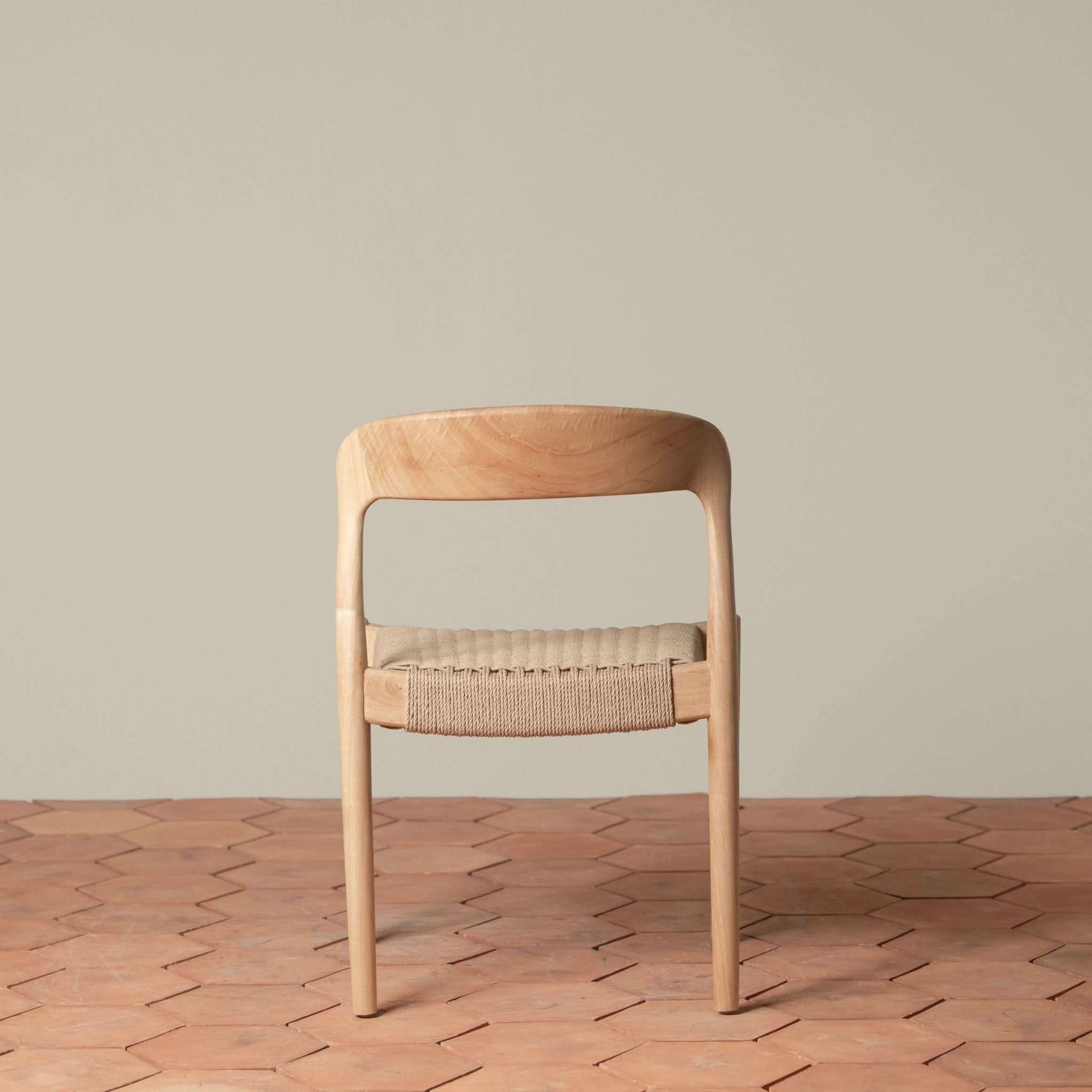 Chaise d'appoint - Disponible en plusieurs finitions, ses lignes sculpturales, son dossier incurvé et son assise généreusement tissée à la main équilibrent forme et texture...