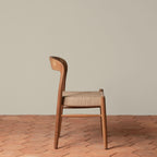 Chaise d'appoint - Disponible en plusieurs finitions, ses lignes sculpturales, son dossier incurvé et son assise généreusement tissée à la main équilibrent forme et texture...