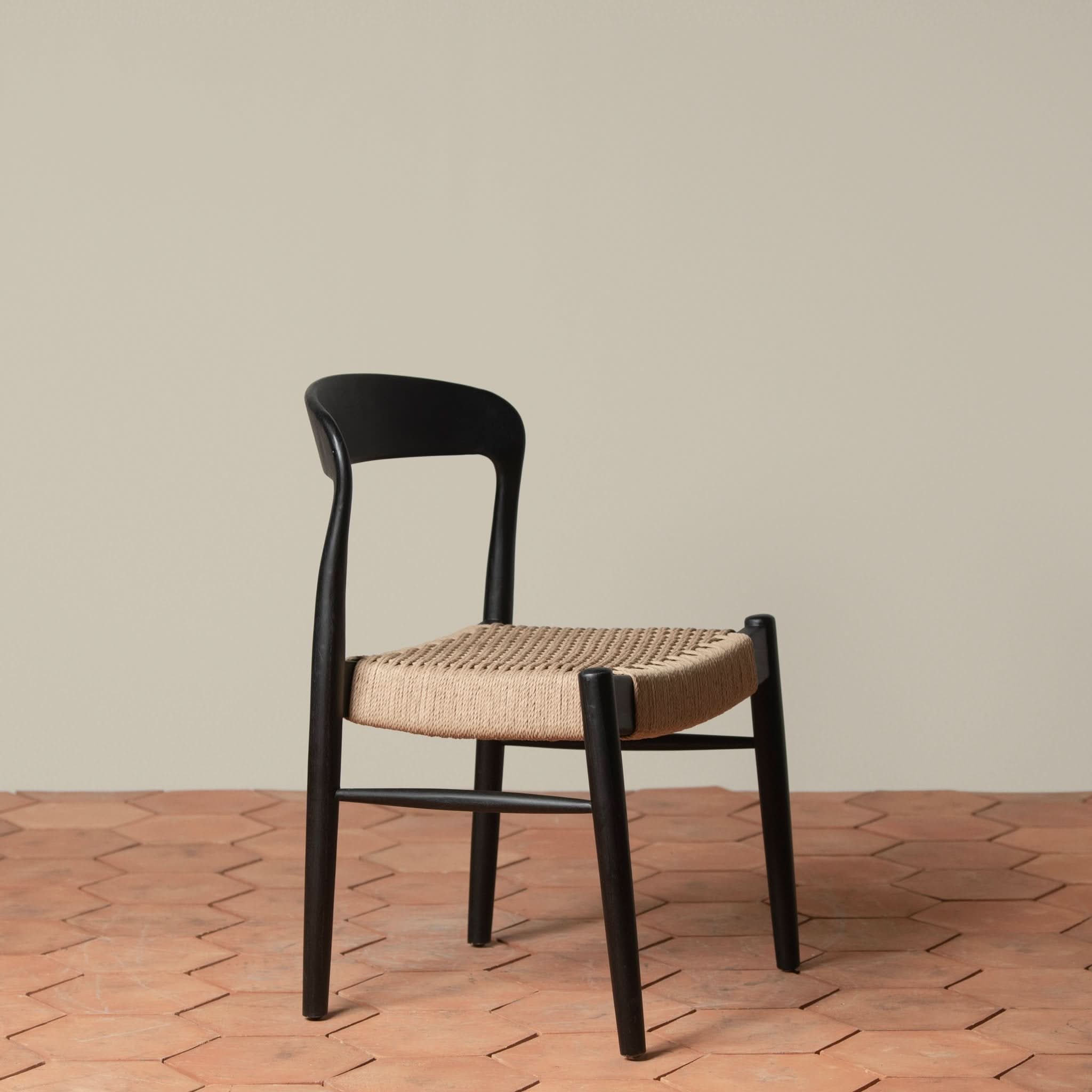 Chaise d'appoint - Disponible en plusieurs finitions, ses lignes sculpturales, son dossier incurvé et son assise généreusement tissée à la main équilibrent forme et texture...