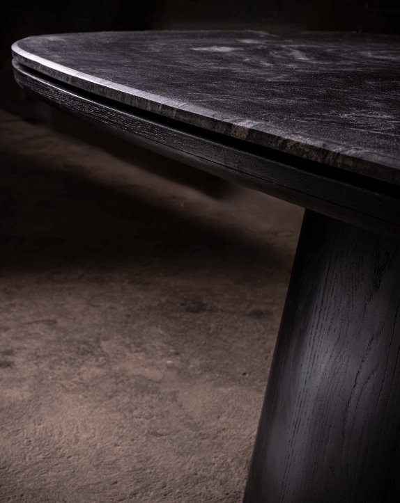 Table de salle à manger - Une étude en contraste — le plateau en quartzite cuiré offre une profondeur tactile qui change avec la lumière, ancré par un mat noir...