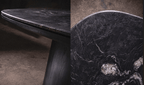 Table de salle à manger - Une étude en contraste — le plateau en quartzite cuiré offre une profondeur tactile qui change avec la lumière, ancré par un mat noir...