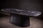 Table de salle à manger - Une étude en contraste — le plateau en quartzite cuiré offre une profondeur tactile qui change avec la lumière, ancré par un mat noir...