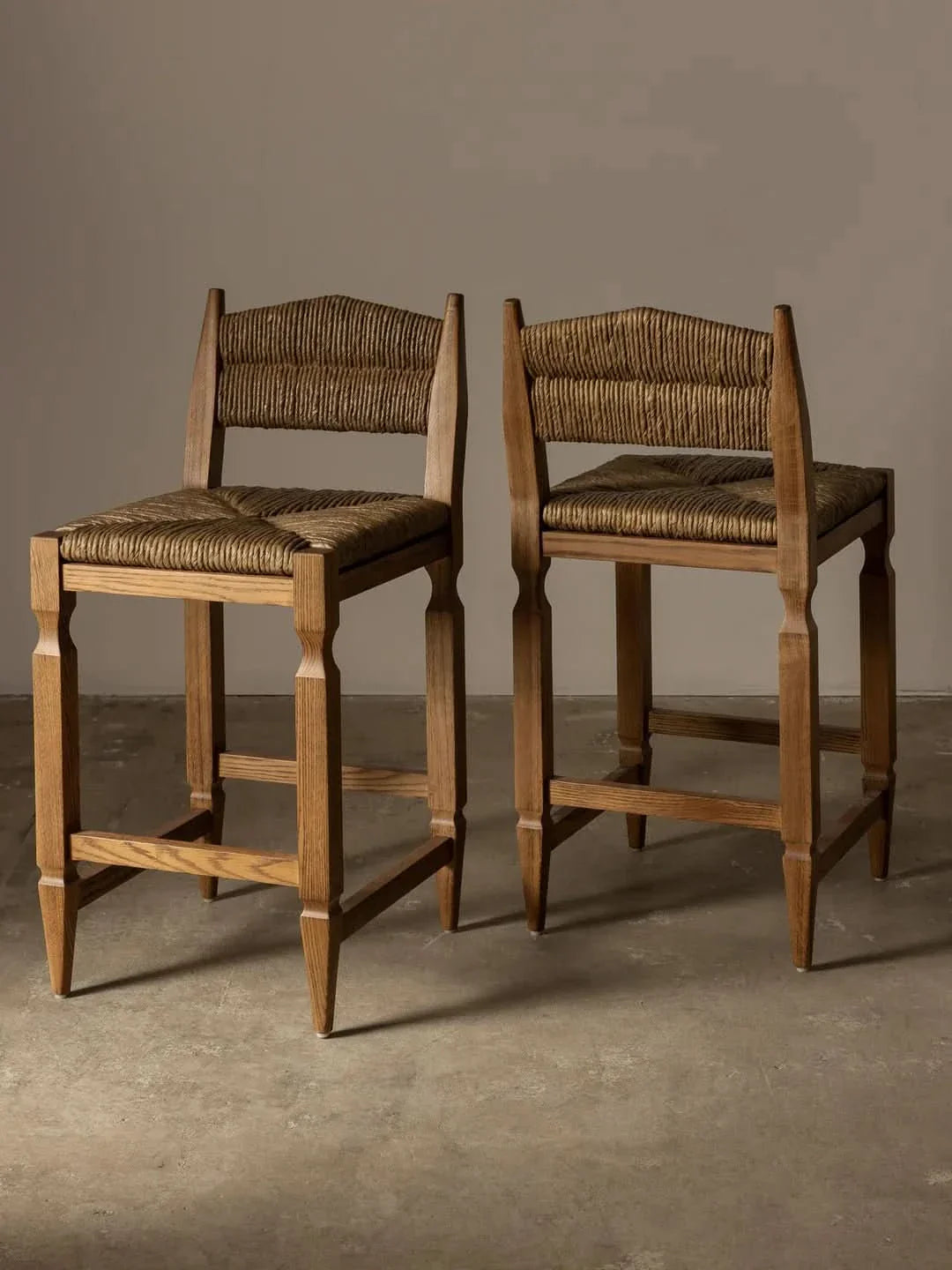 Tabouret de comptoir - avec un clin d'œil à l'artiste connu pour trouver la beauté dans les formes simples, le tabouret de comptoir incarne cette même philosophie - célébrant...
