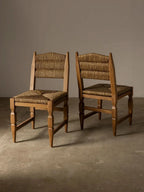 Chaise de salle à manger - profondeur et dimension grâce au détail de ses pieds, la chaise allie une sensibilité sculpturale à l'espièglerie des textures tissées