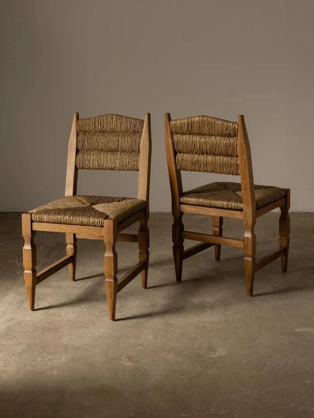Chaise de salle à manger - profondeur et dimension grâce au détail de ses pieds, la chaise allie une sensibilité sculpturale à l'espièglerie des textures tissées