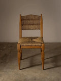 Chaise de salle à manger - profondeur et dimension grâce au détail de ses pieds, la chaise allie une sensibilité sculpturale à l'espièglerie des textures tissées