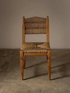 Chaise de salle à manger - profondeur et dimension grâce au détail de ses pieds, la chaise allie une sensibilité sculpturale à l'espièglerie des textures tissées