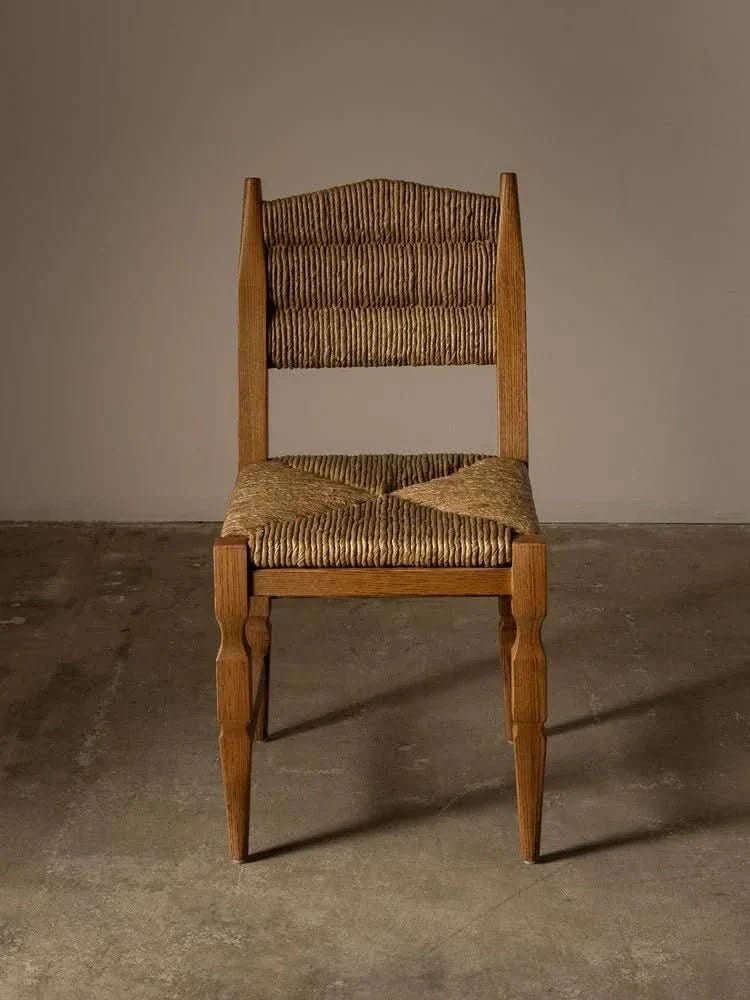 Chaise de salle à manger - profondeur et dimension grâce au détail de ses pieds, la chaise allie une sensibilité sculpturale à l'espièglerie des textures tissées