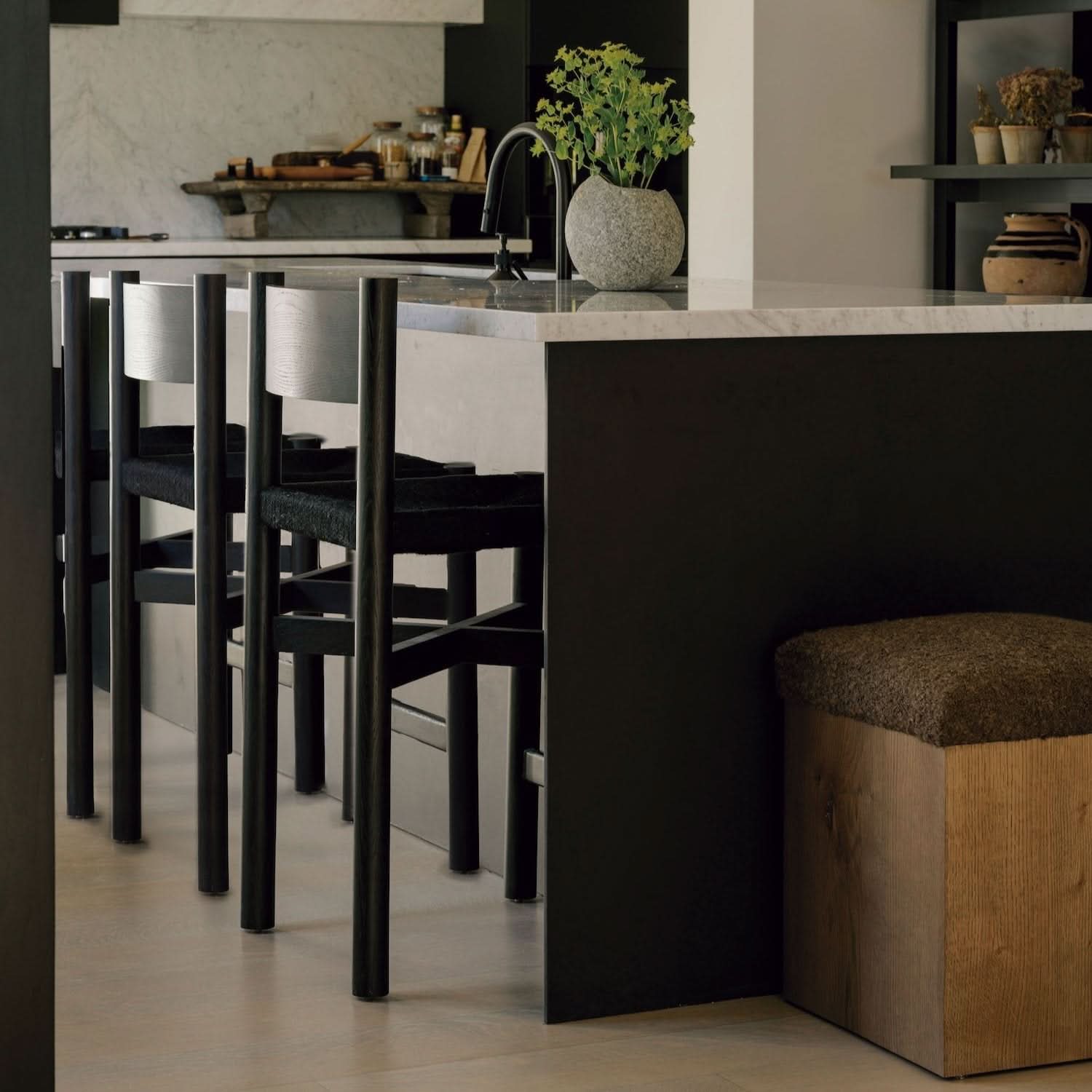 Tabouret de comptoir – Noir – Idéal pour se retrouver autour de l'îlot de cuisine ou pour créer un coin bar confortable, le tabouret de comptoir vous invite à profiter de chaque...