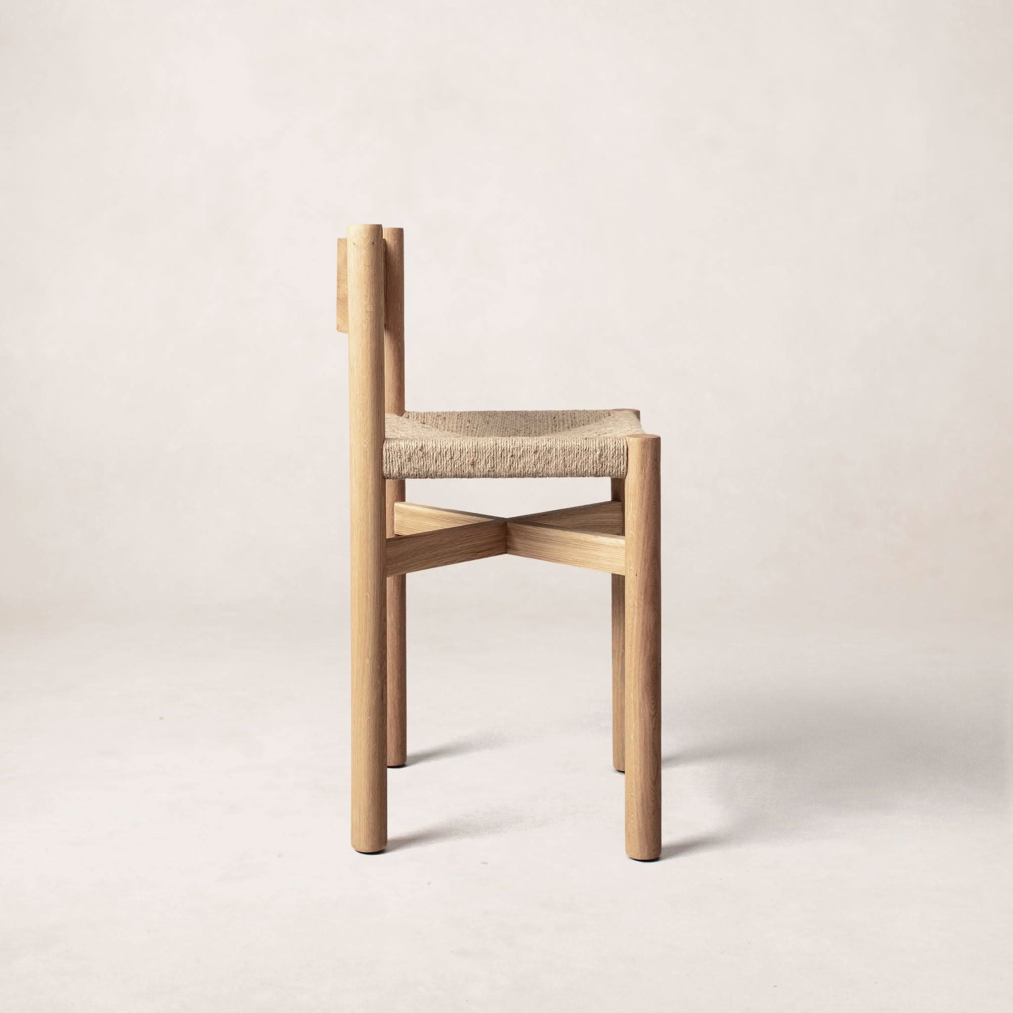 Tabouret de comptoir - Chêne clair - Avec une assise large en jute tressé doux et un dossier bas incurvé, le tabouret de comptoir est haut et solide tout en...