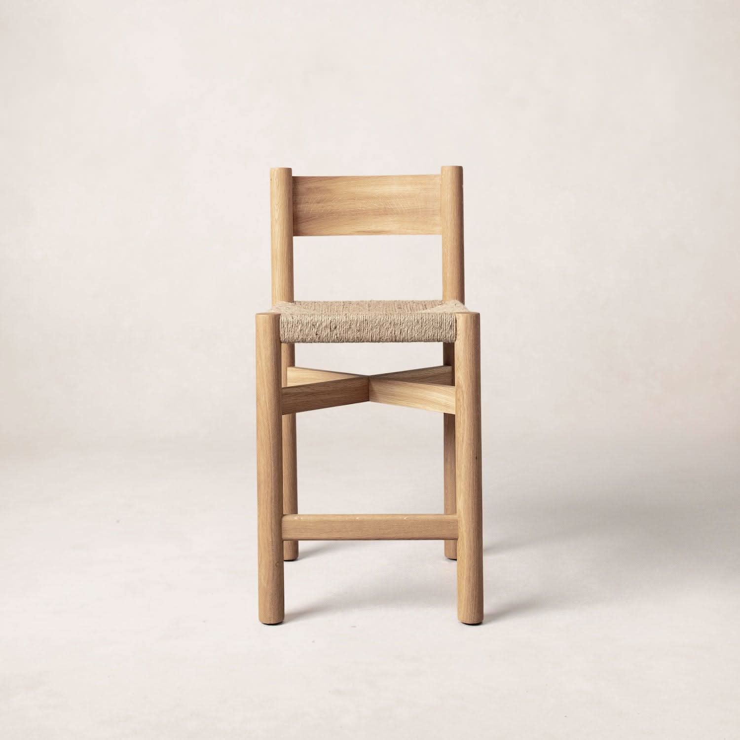 Tabouret de comptoir - Chêne clair - Avec une assise large en jute tressé doux et un dossier bas incurvé, le tabouret de comptoir est haut et solide tout en...
