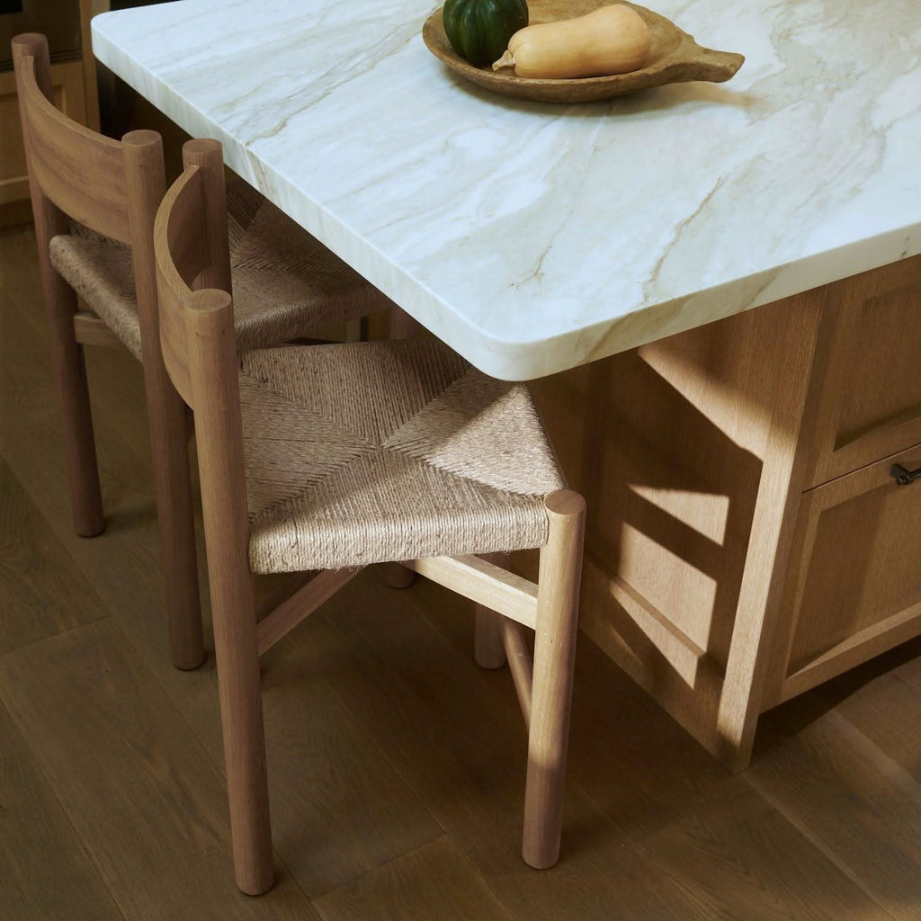 Tabouret de comptoir - Chêne clair - Avec une assise large en jute tressé doux et un dossier bas incurvé, le tabouret de comptoir est haut et solide tout en...