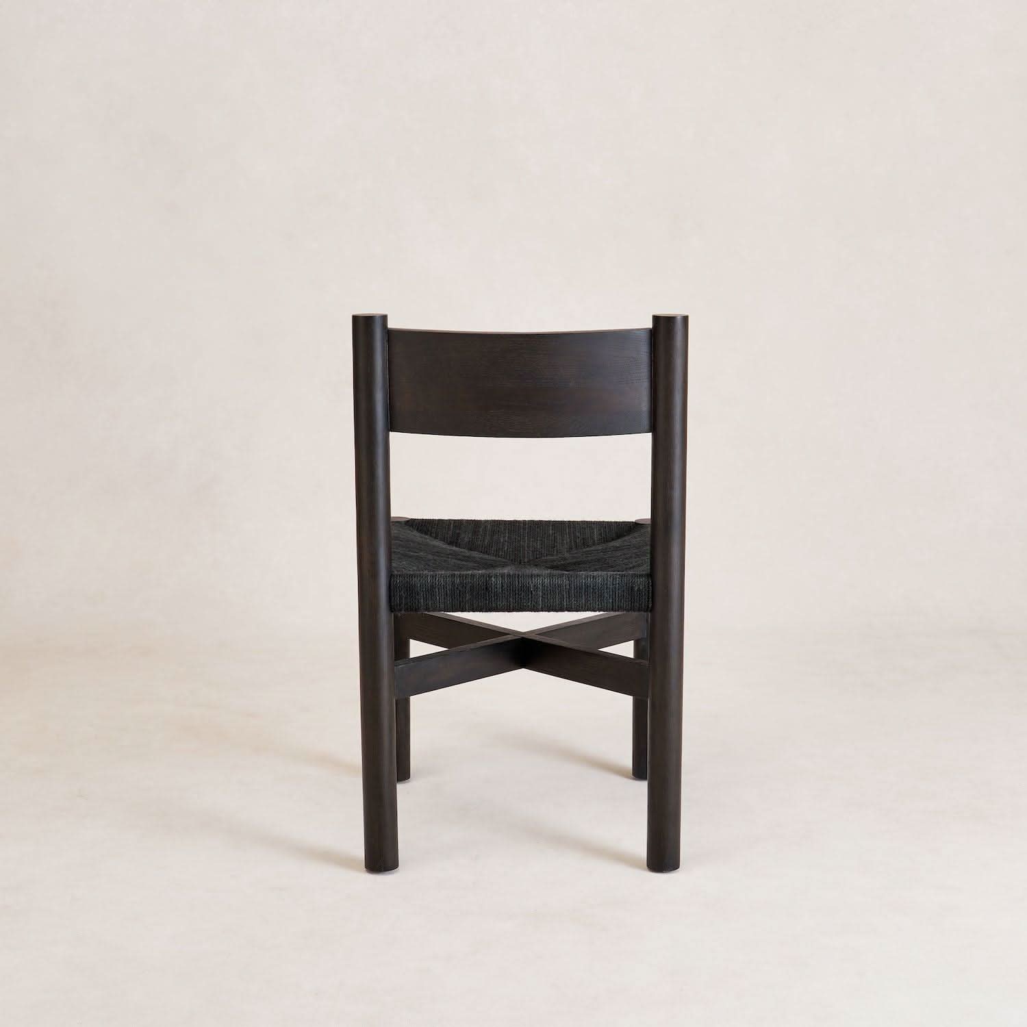 Chaise de salle à manger - Noire - La chaise de salle à manger a été conçue pour allier esthétisme et confort, inspirée des chaises que l'on trouve dans les maisons de campagne et...