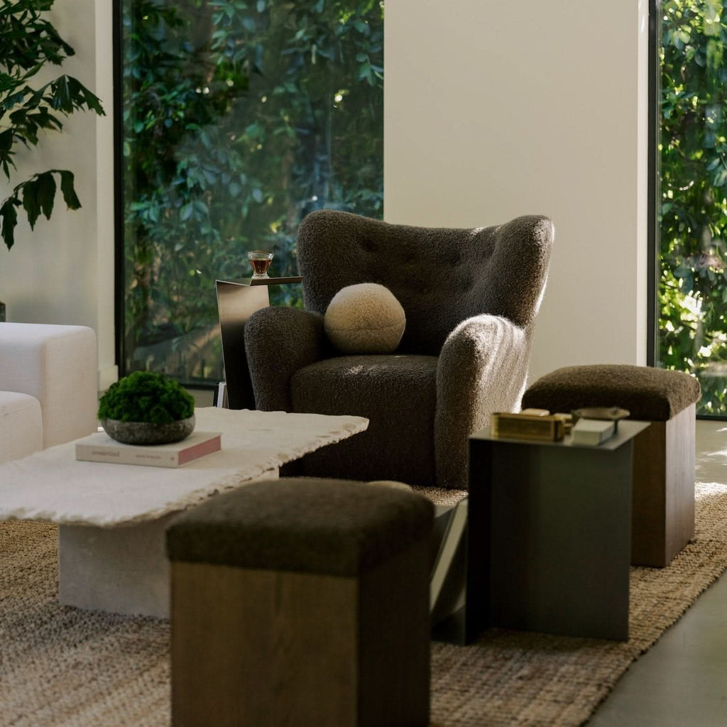 Chaise – à la fois raffinée, cette chaise présente un rembourrage ferme, des lignes douces et épurées, et un capitonnage qui apporte juste la touche de...