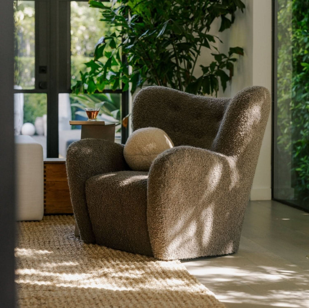 Chaise – à la fois raffinée, cette chaise présente un rembourrage ferme, des lignes douces et épurées, et un capitonnage qui apporte juste la touche de...