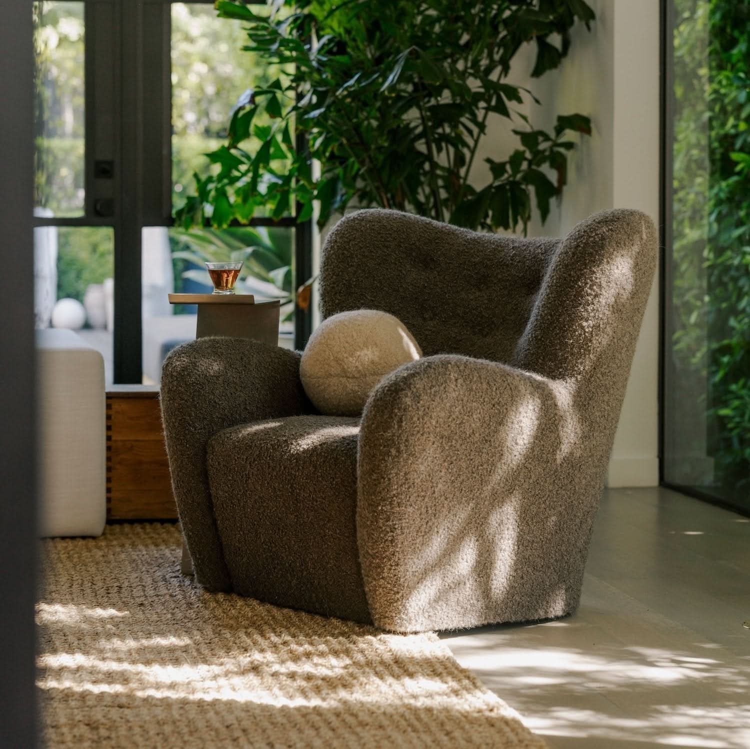 Chaise – à la fois raffinée, cette chaise présente un rembourrage ferme, des lignes douces et épurées, et un capitonnage qui apporte juste la touche de...
