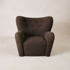 Chaise – à la fois raffinée, cette chaise présente un rembourrage ferme, des lignes douces et épurées, et un capitonnage qui apporte juste la touche de...