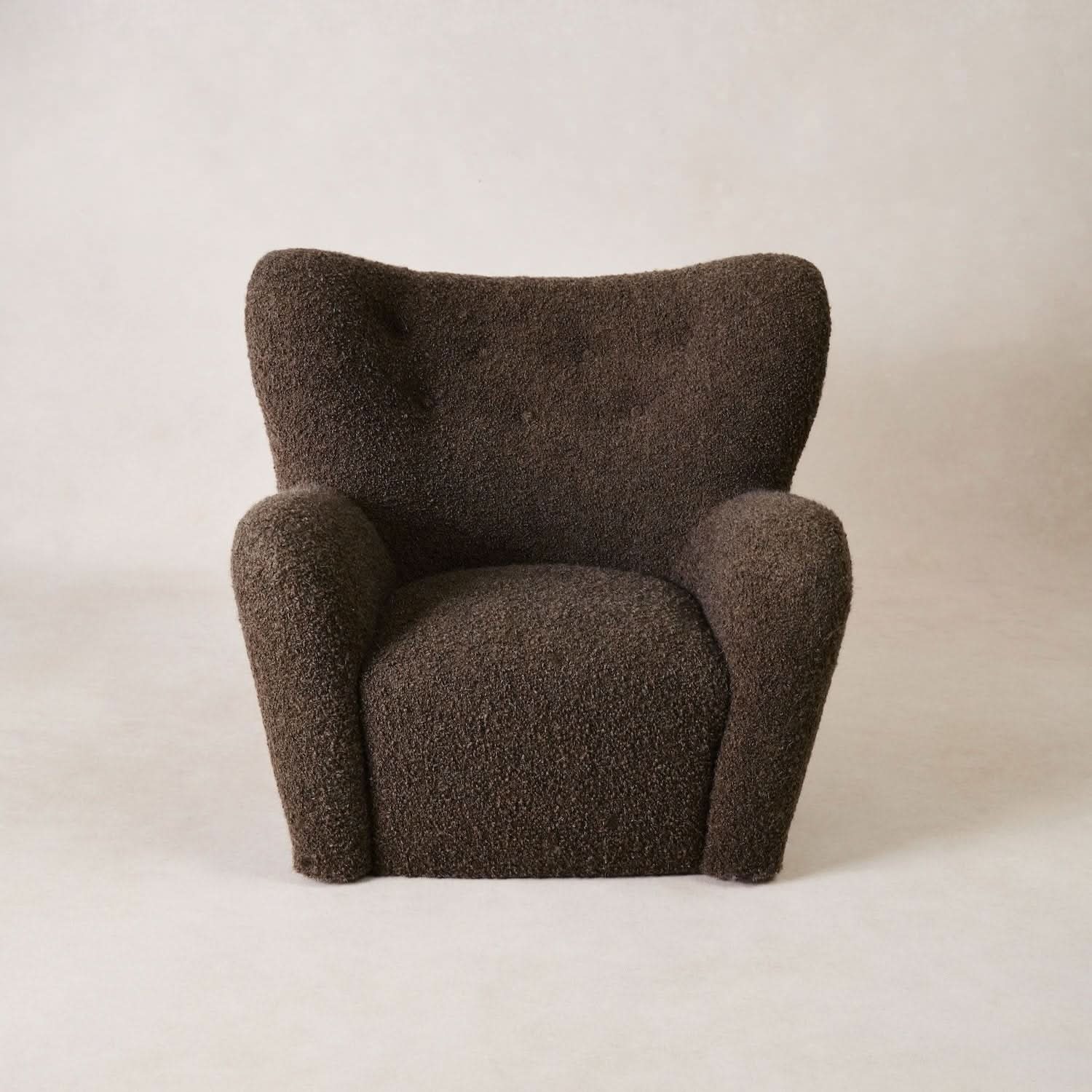 Chaise – à la fois raffinée, cette chaise présente un rembourrage ferme, des lignes douces et épurées, et un capitonnage qui apporte juste la touche de...