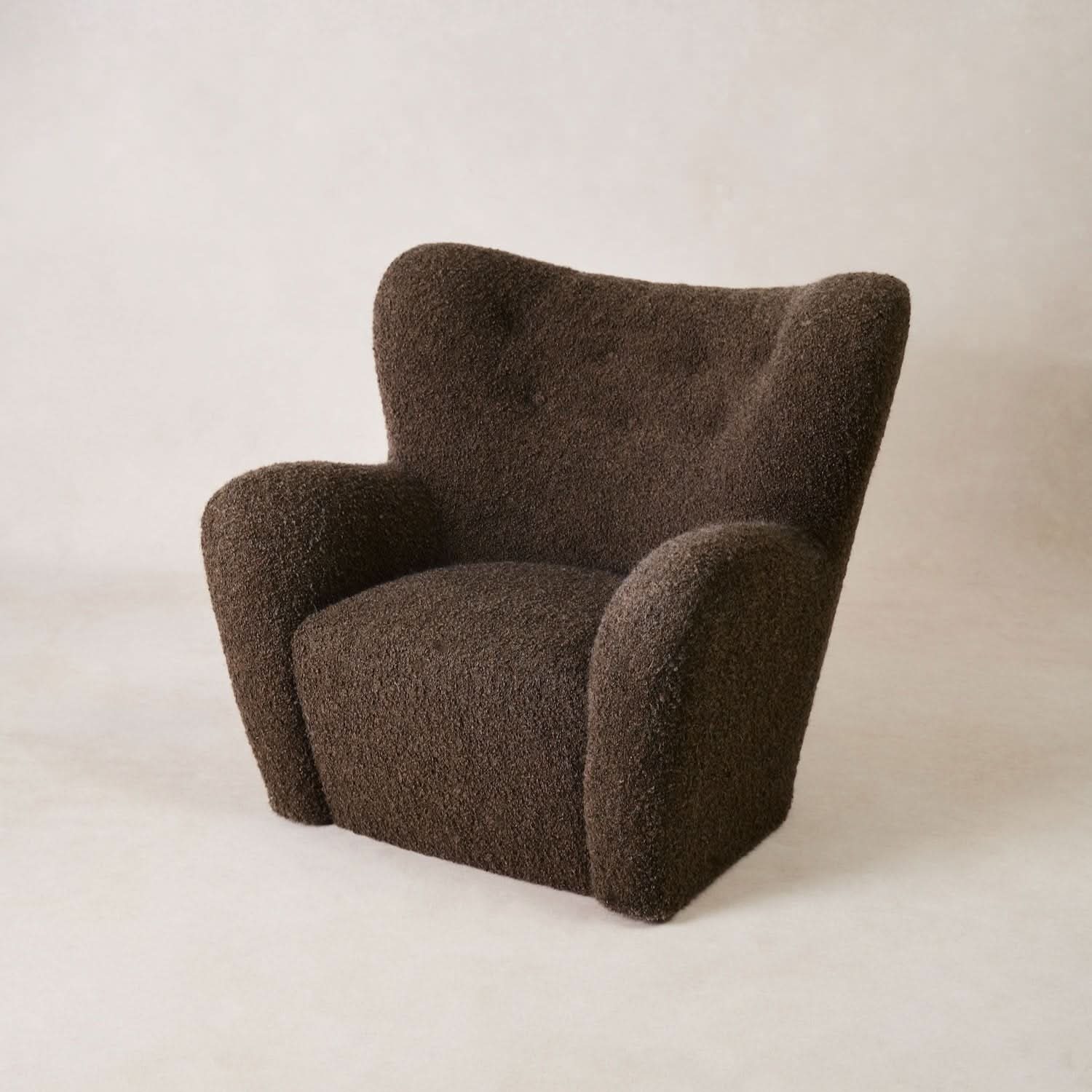 Chaise – à la fois raffinée, cette chaise présente un rembourrage ferme, des lignes douces et épurées, et un capitonnage qui apporte juste la touche de...