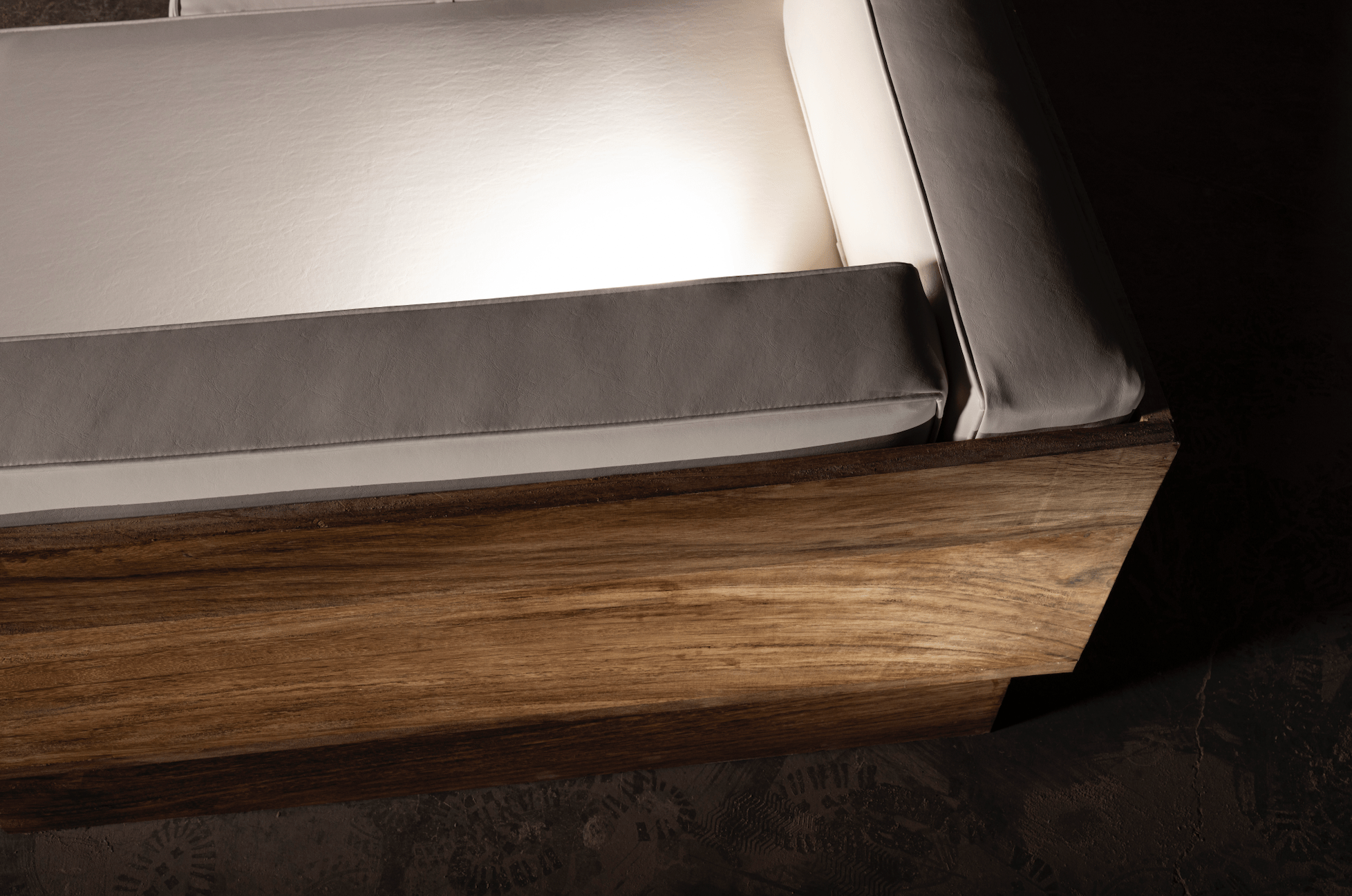 Canapé d'angle en U – Doté d'une base robuste en bois au fini riche et naturel, il est associé à des coussins moelleux en cuir synthétique blanc qui...