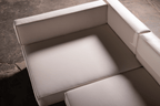 Canapé d'angle en U – Doté d'une base robuste en bois au fini riche et naturel, il est associé à des coussins moelleux en cuir synthétique blanc qui...