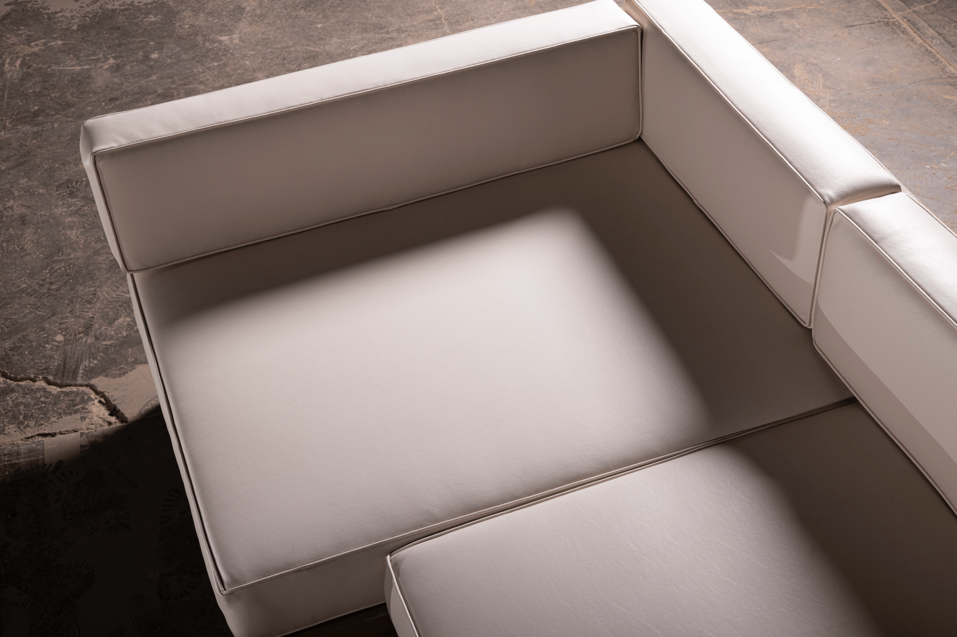 Canapé d'angle en U – Doté d'une base robuste en bois au fini riche et naturel, il est associé à des coussins moelleux en cuir synthétique blanc qui...