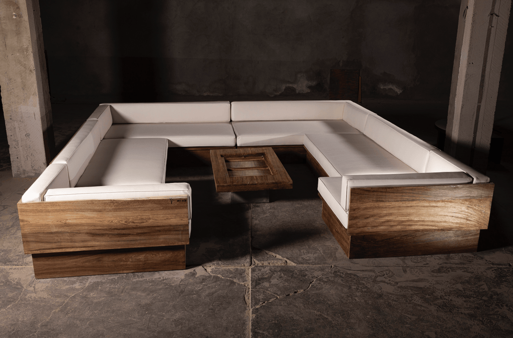 Canapé d'angle en U – Doté d'une base robuste en bois au fini riche et naturel, il est associé à des coussins moelleux en cuir synthétique blanc qui...