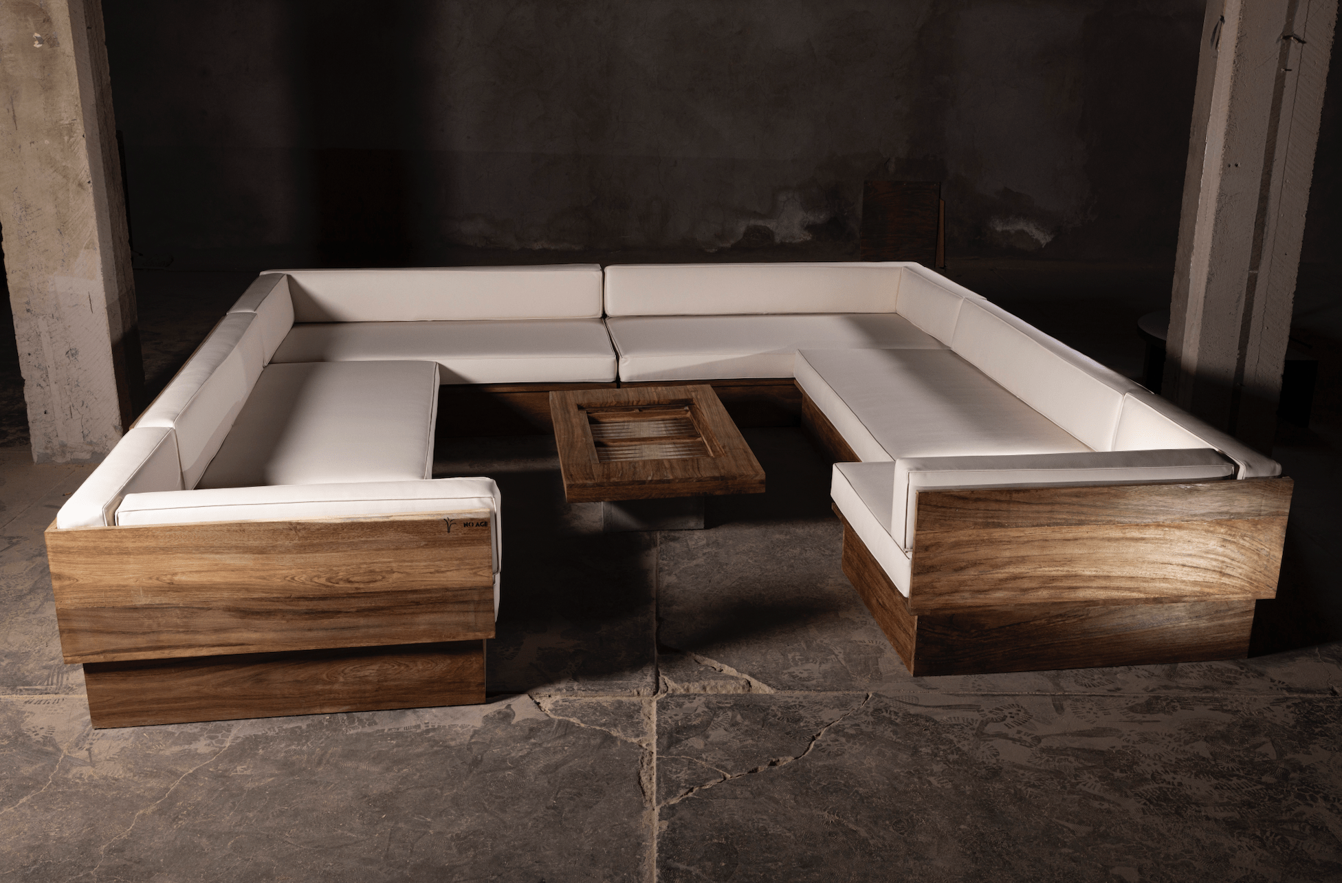 Canapé d'angle en U – Doté d'une base robuste en bois au fini riche et naturel, il est associé à des coussins moelleux en cuir synthétique blanc qui...