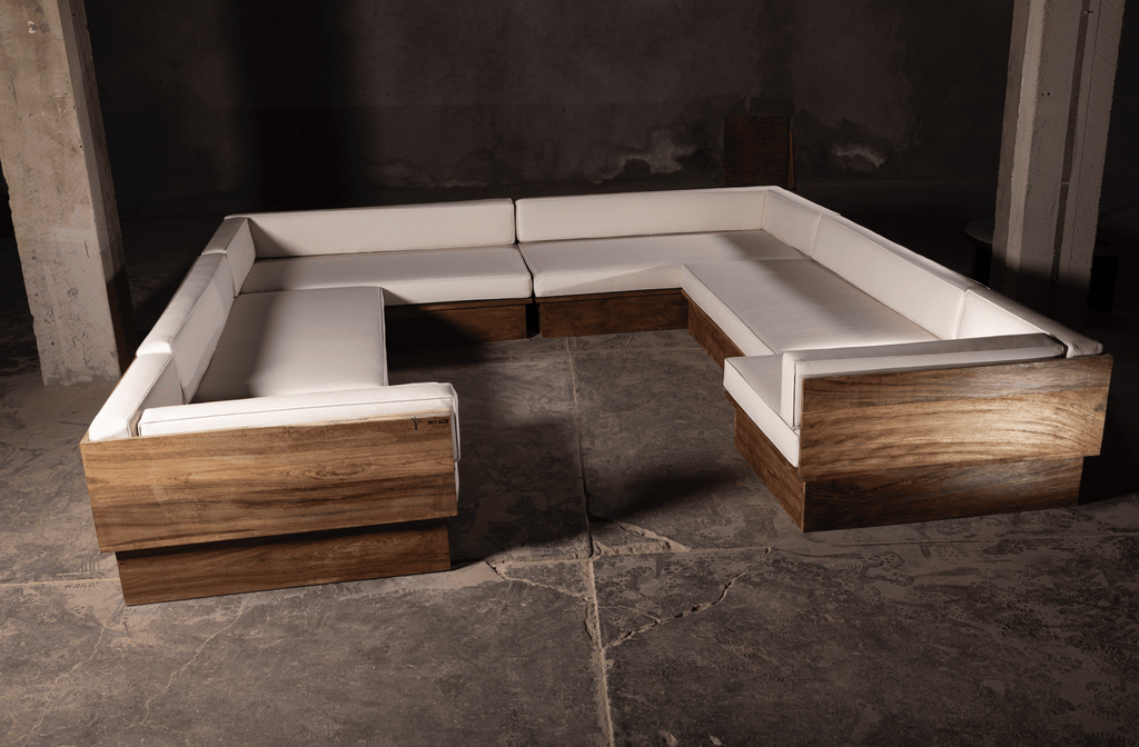 Canapé d'angle en U – Doté d'une base robuste en bois au fini riche et naturel, il est associé à des coussins moelleux en cuir synthétique blanc qui...
