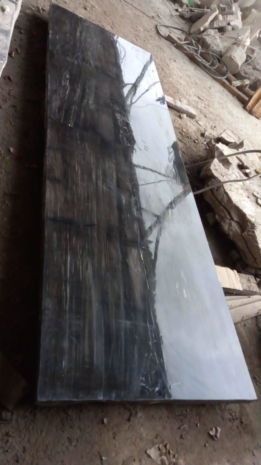 Table de salle à manger en bois et onyx – cette table est un chef-d'œuvre unique, méticuleusement fabriquée à la main pour mettre en valeur les motifs et les couleurs exquises du bois et de...
