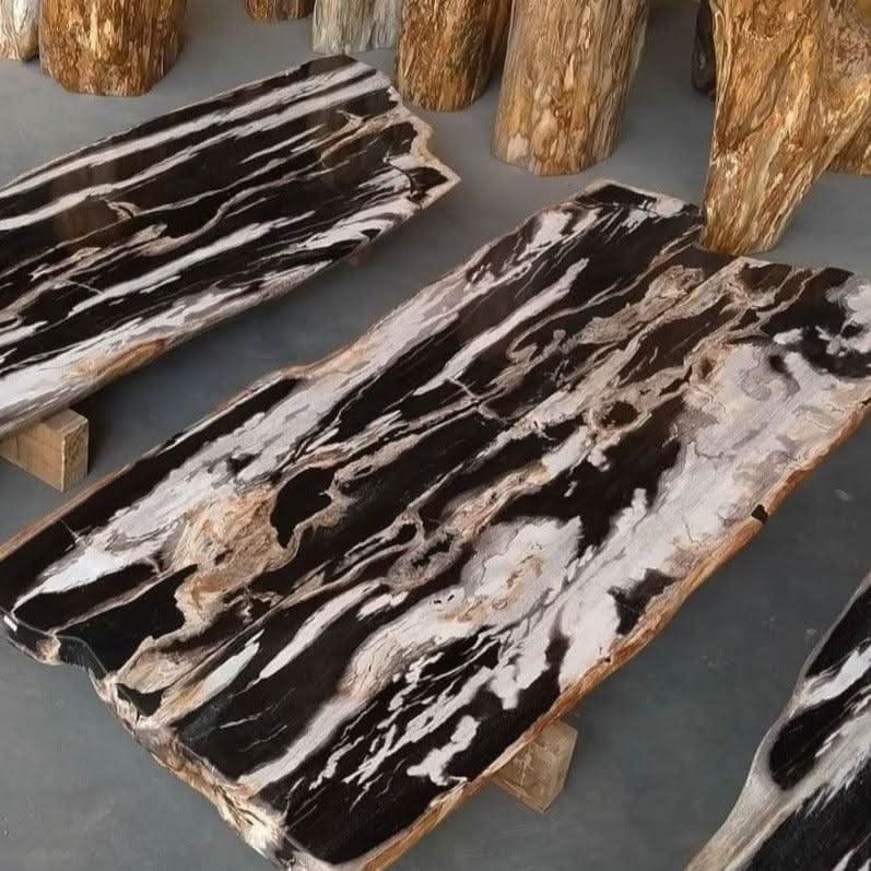Table de salle à manger en bois et onyx – cette table est un chef-d'œuvre unique, méticuleusement fabriquée à la main pour mettre en valeur les motifs et les couleurs exquises du bois et de...