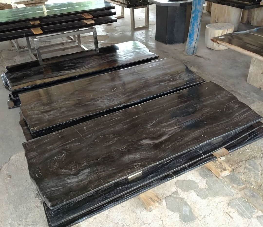 Table de salle à manger en bois et onyx – cette table est un chef-d'œuvre unique, méticuleusement fabriquée à la main pour mettre en valeur les motifs et les couleurs exquises du bois et de...