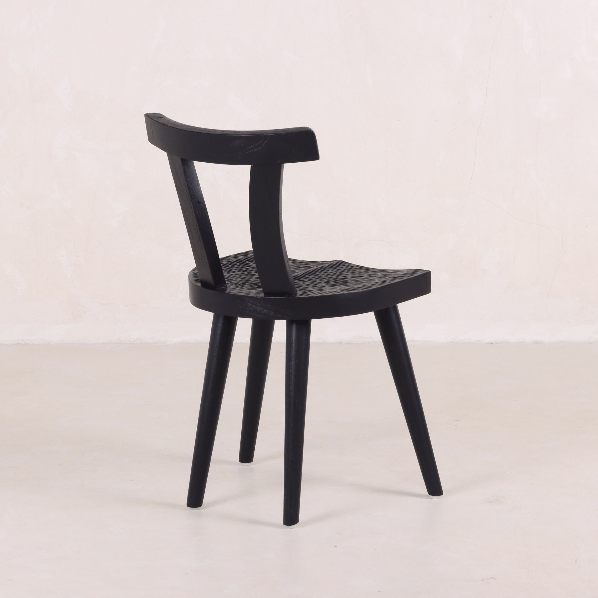 Chaise - DOS DESIGN ERGONOMIQUE pour un confort ergonomique tout en conservant des formes architecturales primitives Design - silhouette brutaliste avec...