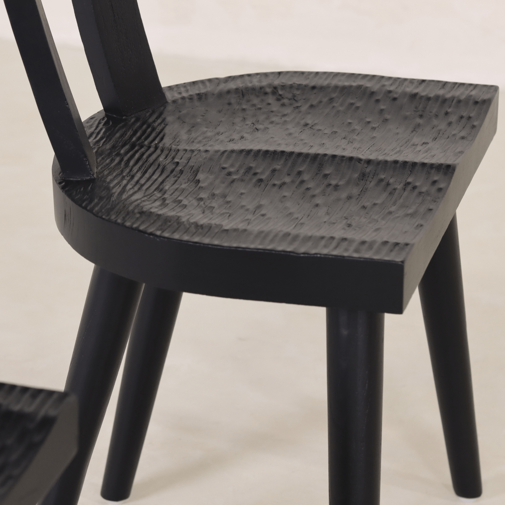 Chaise - DOS DESIGN ERGONOMIQUE pour un confort ergonomique tout en conservant des formes architecturales primitives Design - silhouette brutaliste avec...