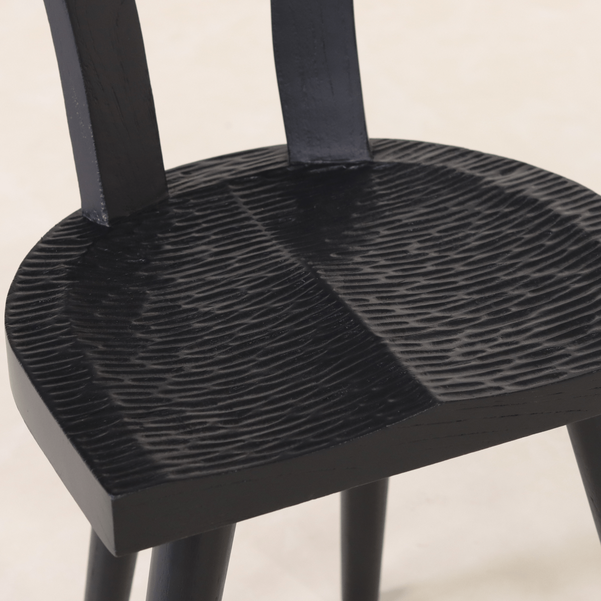 Chaise - DOS DESIGN ERGONOMIQUE pour un confort ergonomique tout en conservant des formes architecturales primitives Design - silhouette brutaliste avec...