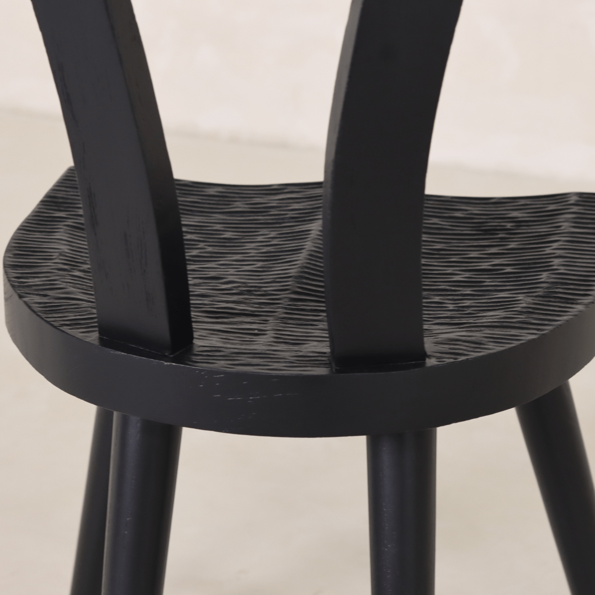 Chaise - DOS DESIGN ERGONOMIQUE pour un confort ergonomique tout en conservant des formes architecturales primitives Design - silhouette brutaliste avec...