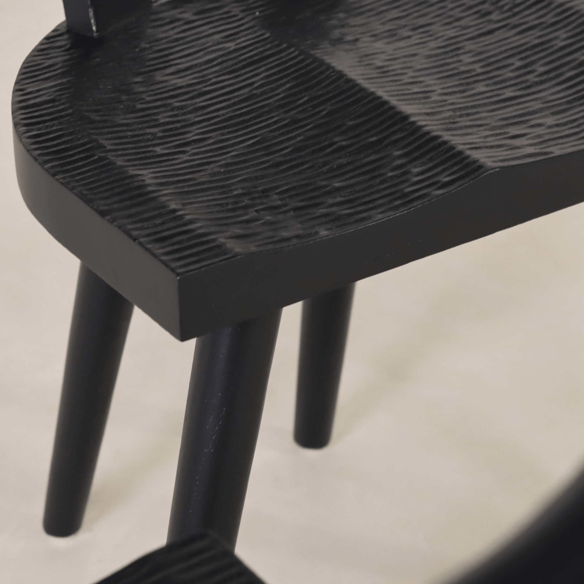 Chaise - DOS DESIGN ERGONOMIQUE pour un confort ergonomique tout en conservant des formes architecturales primitives Design - silhouette brutaliste avec...