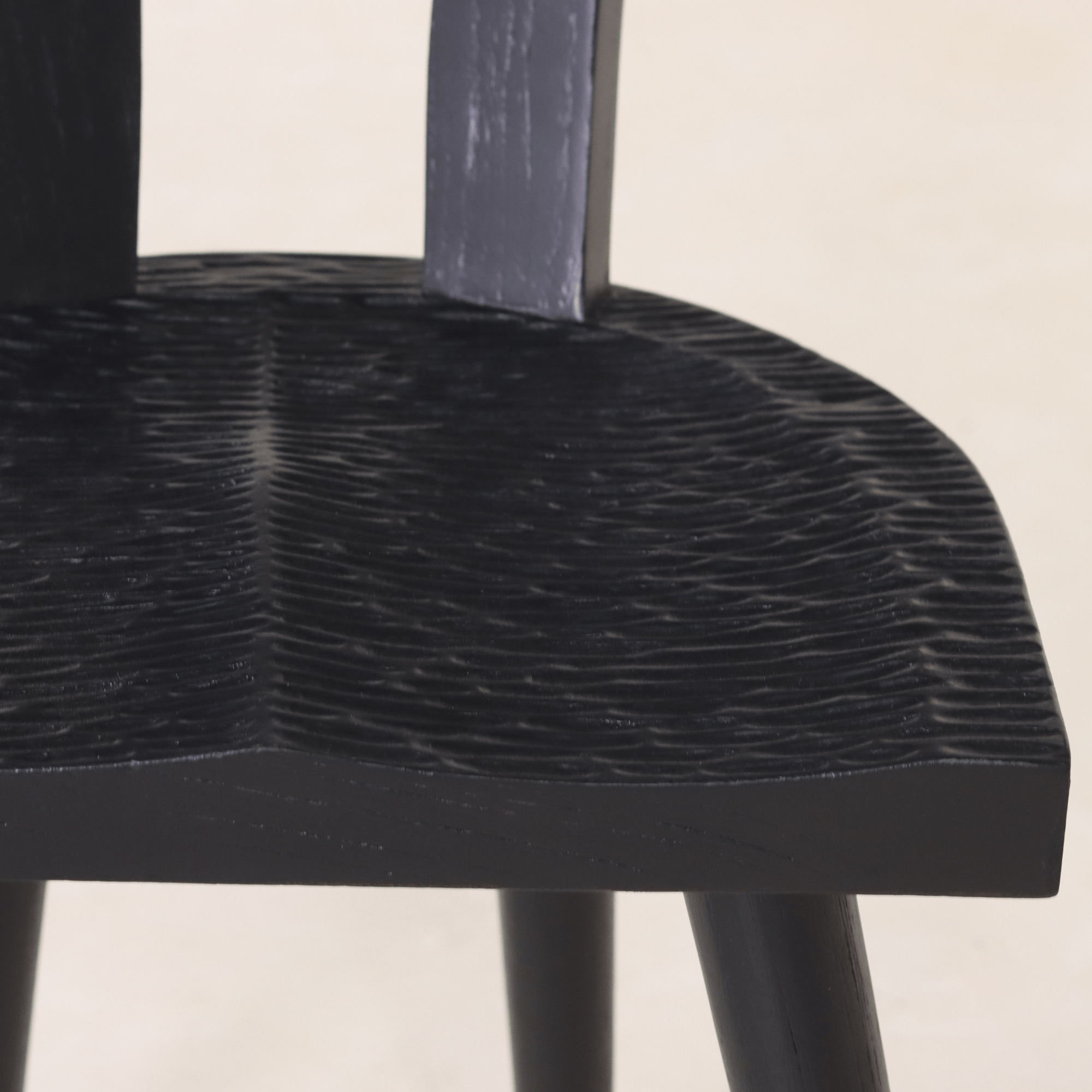 Chaise - DOS DESIGN ERGONOMIQUE pour un confort ergonomique tout en conservant des formes architecturales primitives Design - silhouette brutaliste avec...